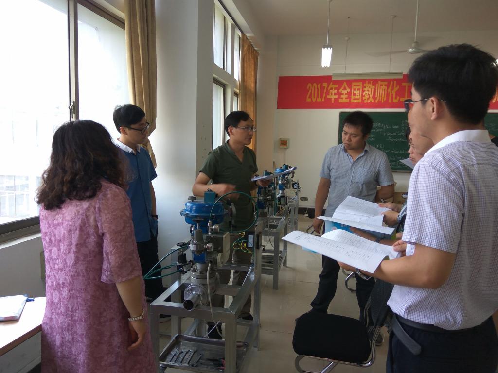 学员进行学习气动执行器项目