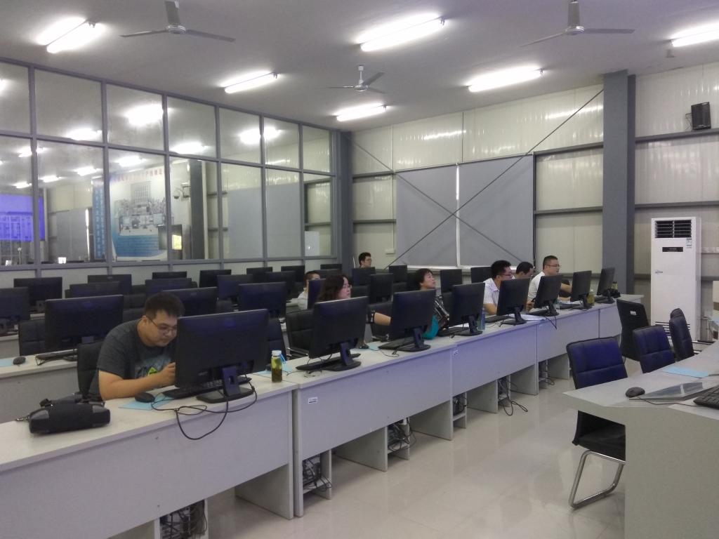 学员进行学习DCS组态项目